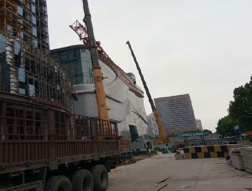 正大广场现场拆塔吊