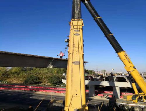 西南环跨宁洛高速30米箱梁作业