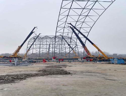 天外天吊装义煤网架安装现场作业中