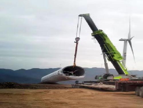 大型设备吊装现场