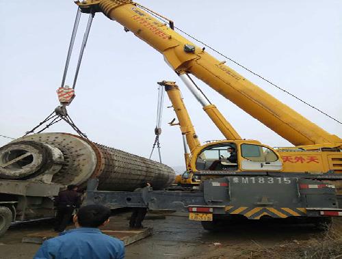 机械设备吊装现场