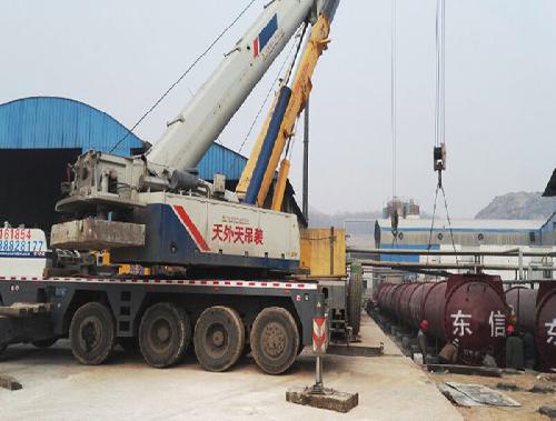 吊车吊装作业现场