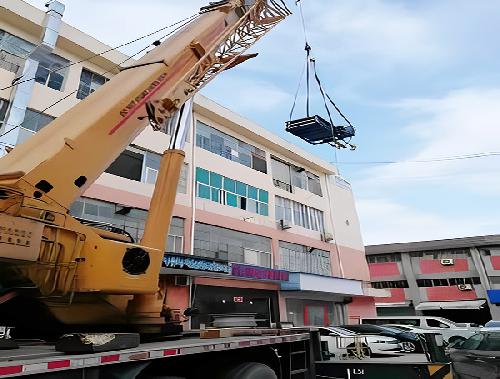 25吨吊车作业现场