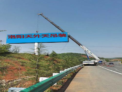 500吨吊车安装脱硫塔烟囱作业